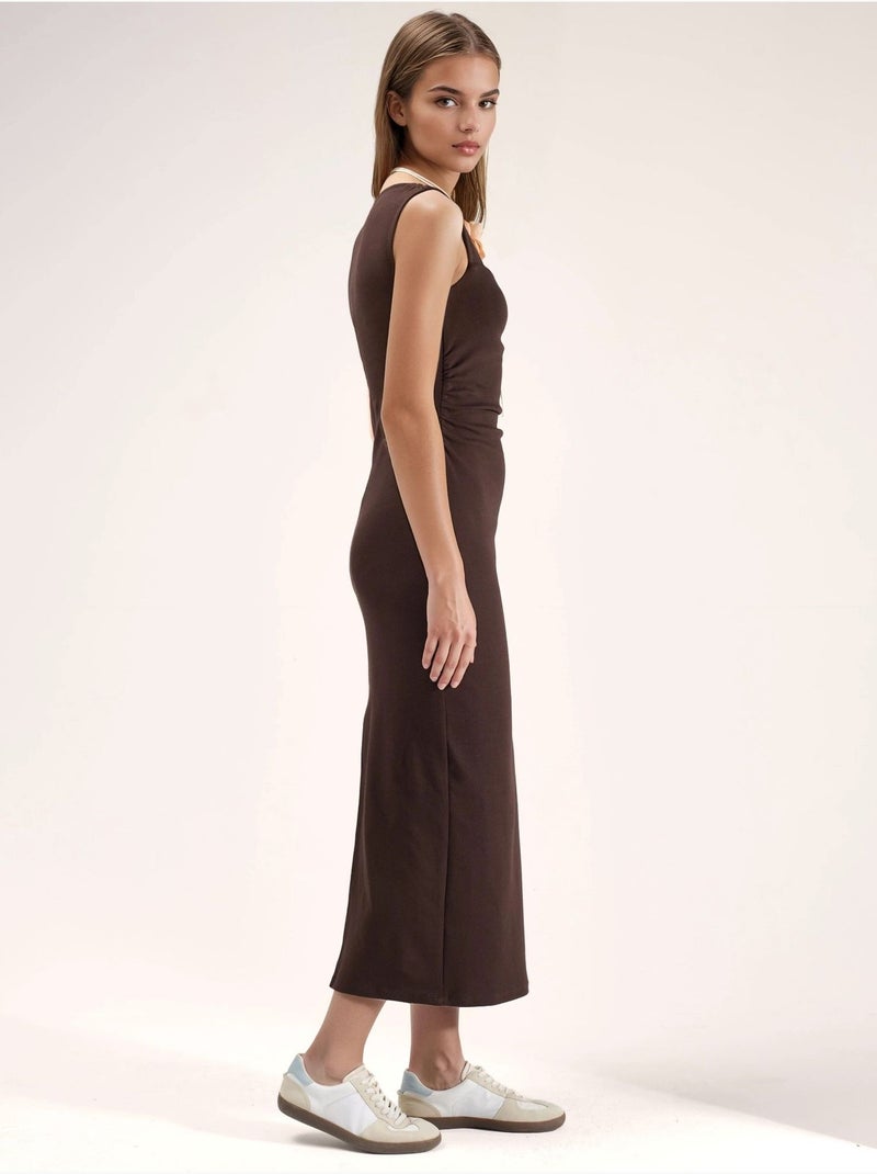 Abito midi aderente con scollo quadrato e spacco hiccup Marrone scuro - Kiabi