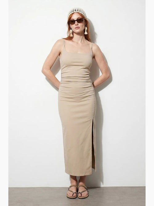 Abito midi aderente da donna senza maniche dilvin - Kiabi Abito midi aderente da donna senza maniche dilvin - Kiabi