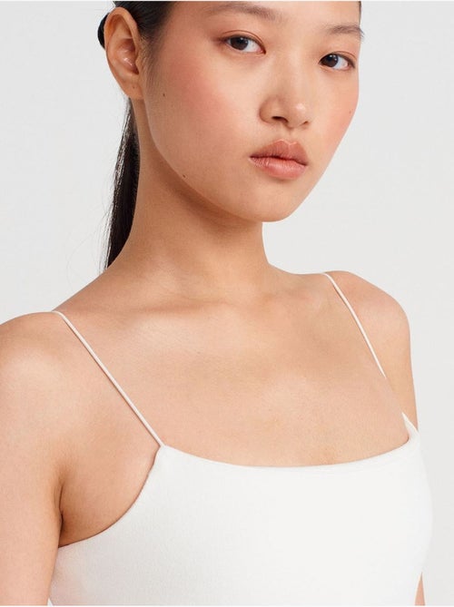 Abito midi aderente senza maniche con dettaglio cut-out dilvin - Kiabi Abito midi aderente senza maniche con dettaglio cut-out dilvin - Kiabi