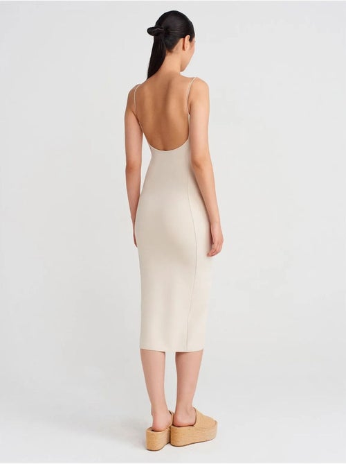 Abito midi aderente senza maniche con dettaglio cut-out dilvin - Kiabi Abito midi aderente senza maniche con dettaglio cut-out dilvin - Kiabi