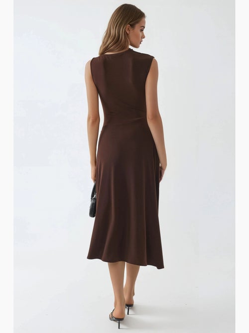 Abito midi asimmetrico con dettaglio accessorio busem - Kiabi Abito midi asimmetrico con dettaglio accessorio busem - Kiabi