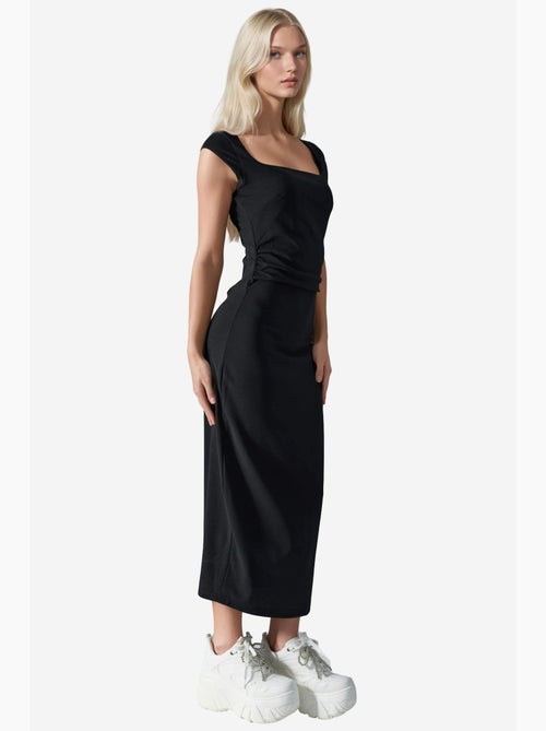 Abito midi con scollo quadrato e dettaglio con spacco busem - Kiabi Abito midi con scollo quadrato e dettaglio con spacco busem - Kiabi