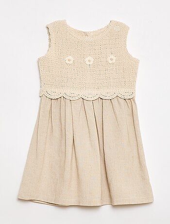 Abito smanicato con top all'uncinetto