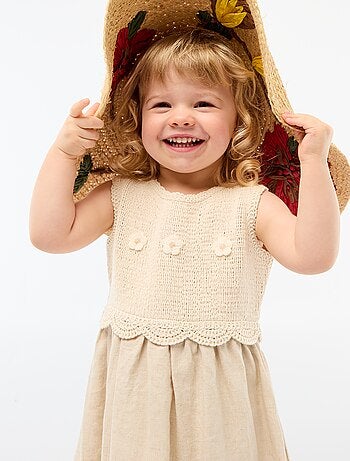 Abito smanicato con top all'uncinetto