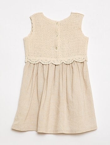 Abito smanicato con top all'uncinetto