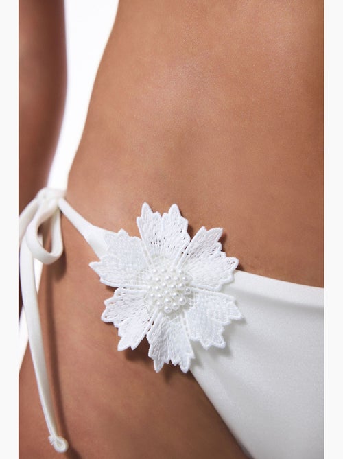 Adeline slip bikini con accessorio floreale penti - Kiabi Adeline slip bikini con accessorio floreale penti - Kiabi