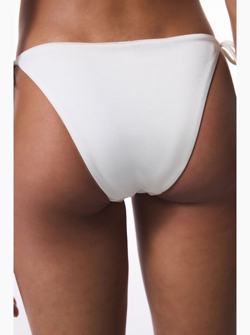 Adeline slip bikini con accessorio floreale penti Bianco - Kiabi