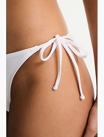 Ava slip bikini testurizzato a vita media penti