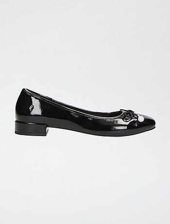 Ballerine verniciate con tacco basso