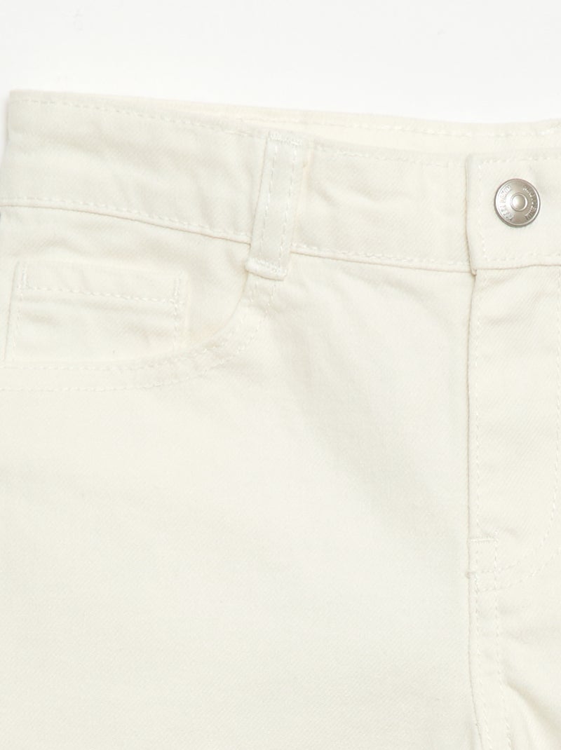 Bermuda in denim slim fit elasticizzato in cotone Bianco Ecru - Kiabi
