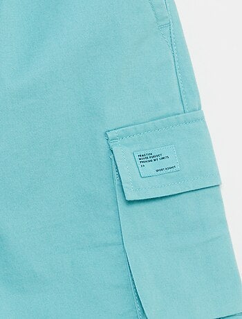 Bermuda tinta unita con tasche con patta
