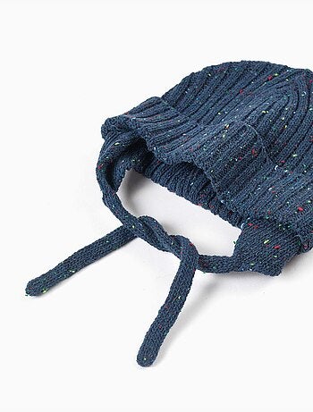 Berretto con fili colorati e cinturini laterali