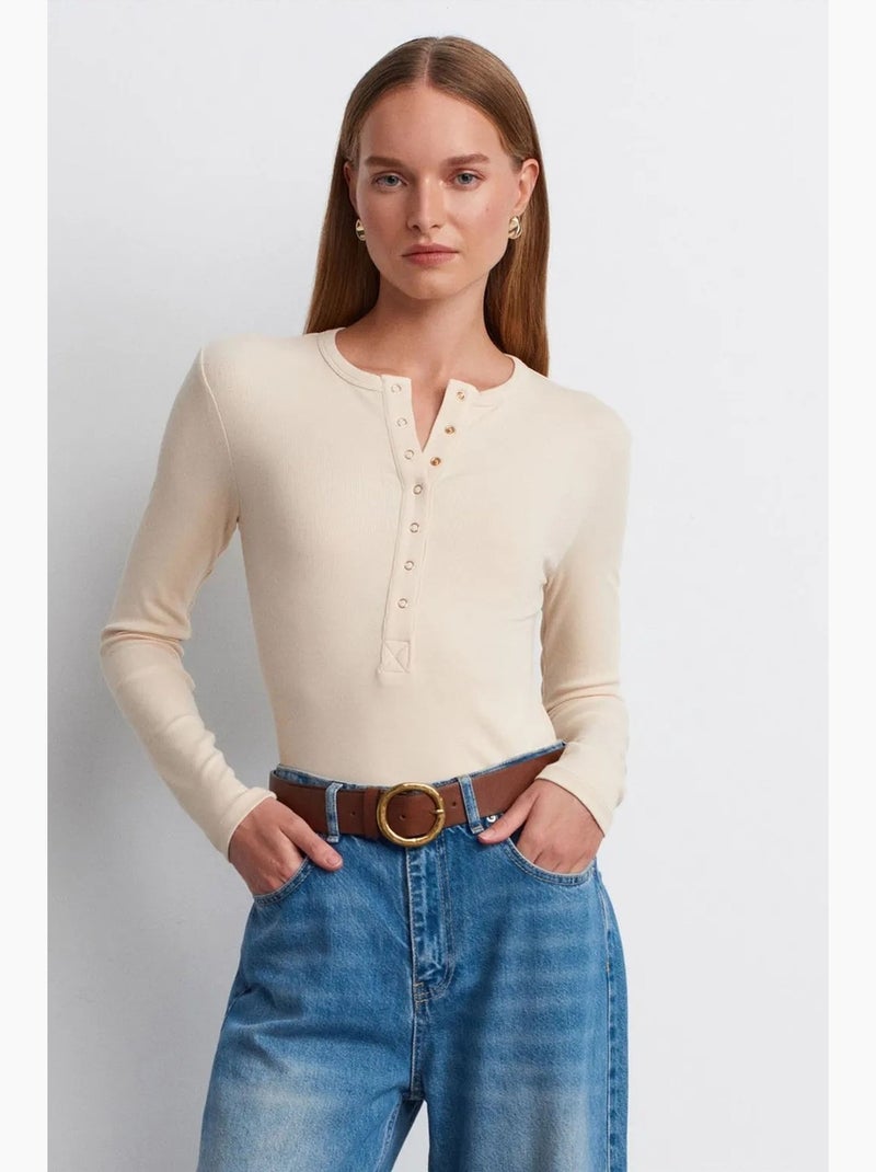 Blusa a coste con scollo rotondo e bottoni dilvin Crema - Kiabi