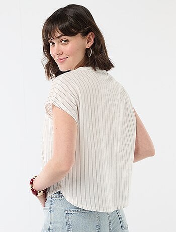 Blusa a maniche corte e scollo a V