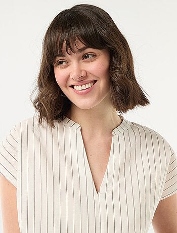 Blusa a maniche corte e scollo a V