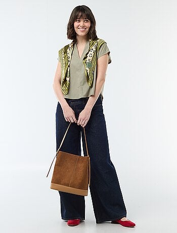 Blusa a maniche corte e scollo a V