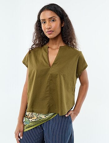 Blusa a maniche corte e scollo a V
