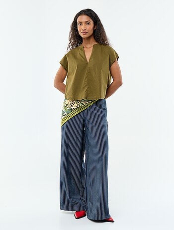 Blusa a maniche corte e scollo a V