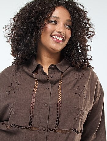 Blusa a maniche lunghe con ricami traforati