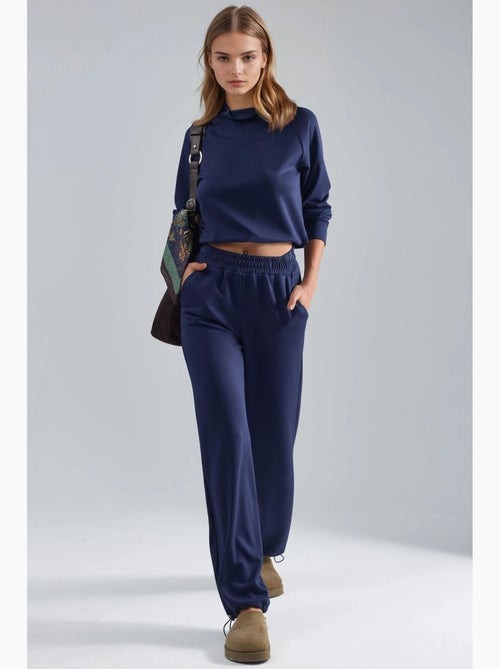 Blusa a mezzo collo modal touch e pantaloni con vita elasticizzata collezione bersan hiccup - Kiabi Blusa a mezzo collo modal touch e pantaloni con vita elasticizzata collezione bersan hiccup - Kiabi