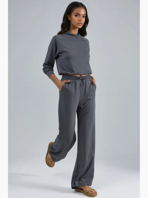 Blusa a mezzo collo modal touch e pantaloni con vita elasticizzata collezione bersan hiccup - Kiabi Blusa a mezzo collo modal touch e pantaloni con vita elasticizzata collezione bersan hiccup - Kiabi