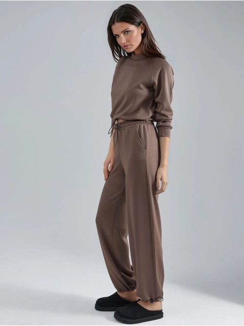 Blusa a mezzo collo modal touch e pantaloni con vita elasticizzata collezione bersan hiccup - Kiabi Blusa a mezzo collo modal touch e pantaloni con vita elasticizzata collezione bersan hiccup - Kiabi