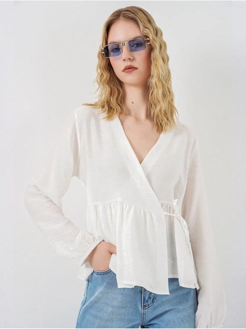 Blusa a portafoglio in crepe con scollo a v e dettaglio fiocco bdart - Kiabi Blusa a portafoglio in crepe con scollo a v e dettaglio fiocco bdart - Kiabi