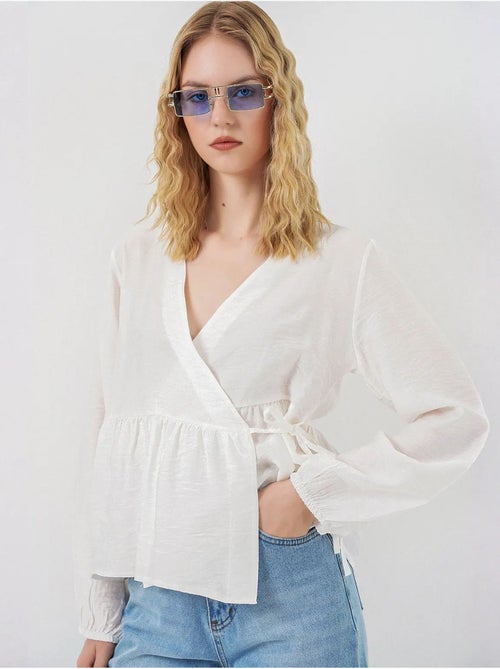 Blusa a portafoglio in crepe con scollo a v e dettaglio fiocco bdart - Kiabi Blusa a portafoglio in crepe con scollo a v e dettaglio fiocco bdart - Kiabi