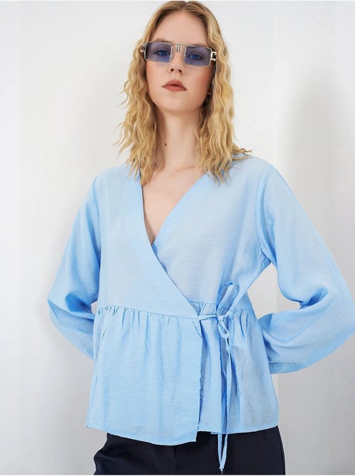 Blusa a portafoglio in crepe con scollo a v e dettaglio fiocco bdart - Kiabi Blusa a portafoglio in crepe con scollo a v e dettaglio fiocco bdart - Kiabi
