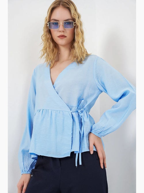 Blusa a portafoglio in crepe con scollo a v e dettaglio fiocco bdart - Kiabi Blusa a portafoglio in crepe con scollo a v e dettaglio fiocco bdart - Kiabi