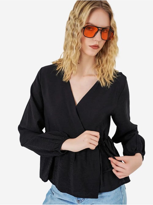 Blusa a portafoglio in crepe con scollo a v e dettaglio fiocco bdart - Kiabi Blusa a portafoglio in crepe con scollo a v e dettaglio fiocco bdart - Kiabi