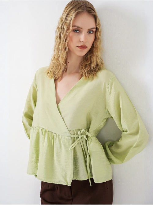 Blusa a portafoglio in crepe con scollo a v e dettaglio fiocco bdart - Kiabi Blusa a portafoglio in crepe con scollo a v e dettaglio fiocco bdart - Kiabi