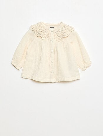Blusa con colletto all'uncinetto in garza di cotone tinta unita