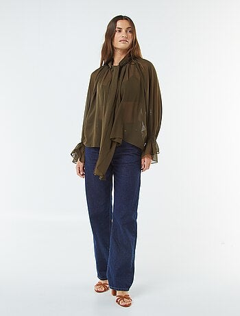 Blusa con collo a fiocco e maniche con volant