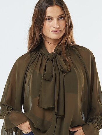 Blusa con collo a fiocco e maniche con volant