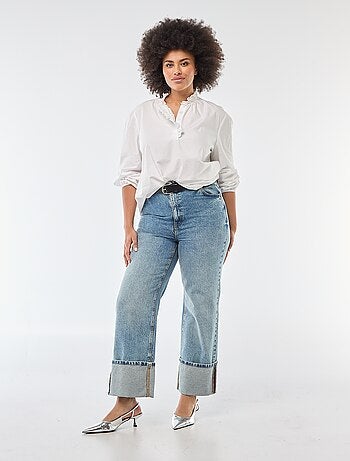 Blusa con collo alto a volant