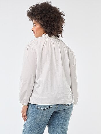 Blusa con collo alto a volant