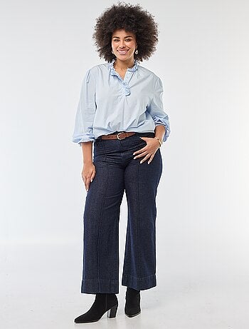 Blusa con collo alto a volant