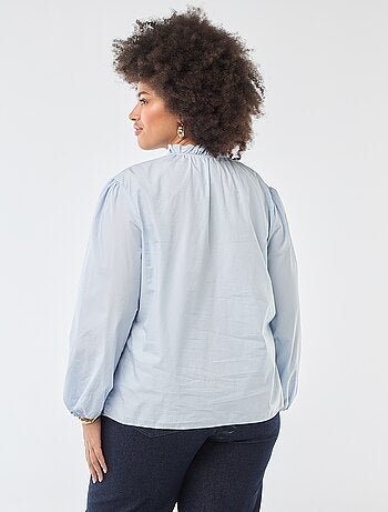 Blusa con collo alto a volant