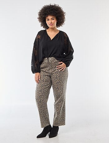 Blusa con maniche lunghe in pizzo e apertura con laccetti al collo