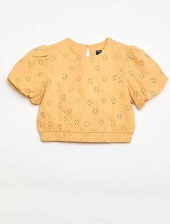 Blusa con ricami floreali a maniche corte