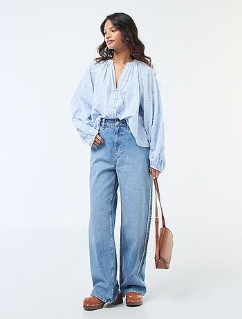 Blusa con ricami floreali