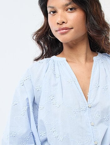 Blusa con ricami floreali