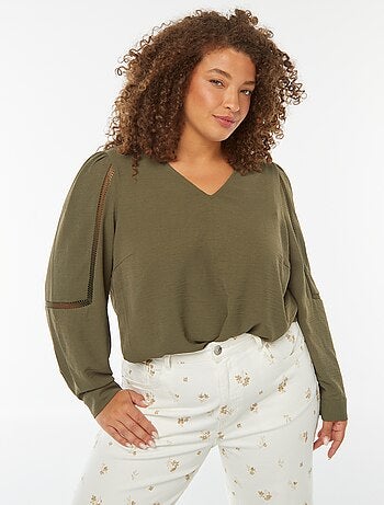 Blusa con scollo a V e dettagli in pizzo sulle maniche