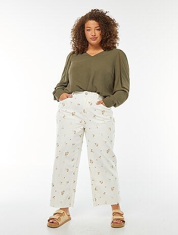 Blusa con scollo a V e dettagli in pizzo sulle maniche