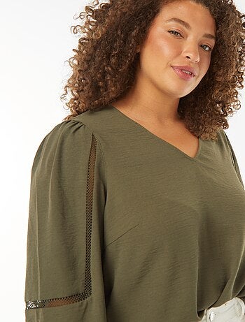 Blusa con scollo a V e dettagli in pizzo sulle maniche