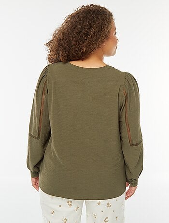 Blusa con scollo a V e dettagli in pizzo sulle maniche