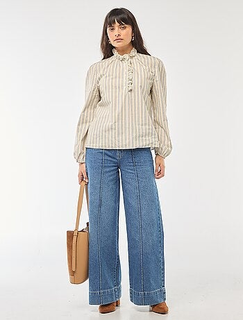 Blusa con volant sul collo e sull'apertura