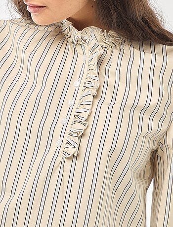 Blusa con volant sul collo e sull'apertura