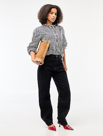 Blusa con volant sul collo e sull'apertura